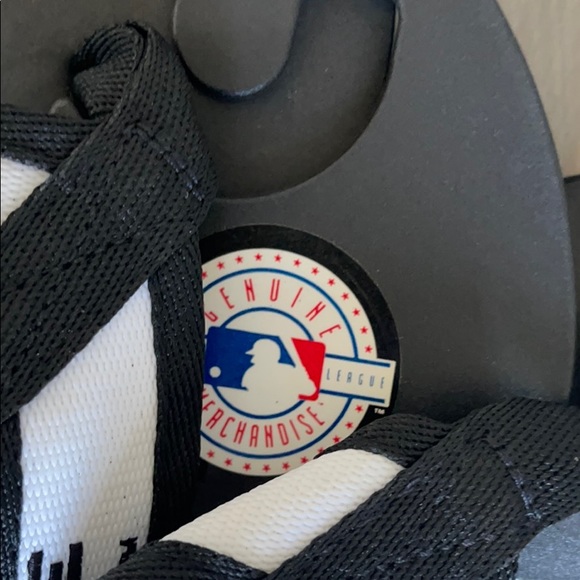 MLB Chicago White Sox Flip Flops Wmns 7-8 Boys 5-6 - Picture 3 of 5